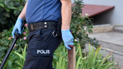 Annesini eve kilitlemişti ve elinde satır vardı! Komşular çağırınca eve gelen polis bu manzarayla karşılaştı