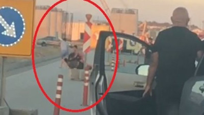 Karayolunda yumruklu ve tekmeli kavgaya kornalı protesto