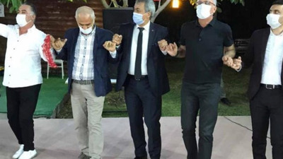 HES haritası kıpkırmızı olan Batman'da genelgeyi deldiler: Vali maskesiz, emniyet müdürü halayda