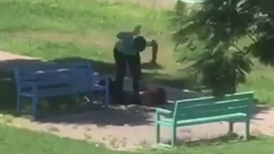 Parkta kadını yere yatırıp bayıltana kadar dövdü
