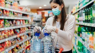 Türk bilim insanı açıkladı: Marketlerdeki paketlerden korona virüs böyle bulaşıyor