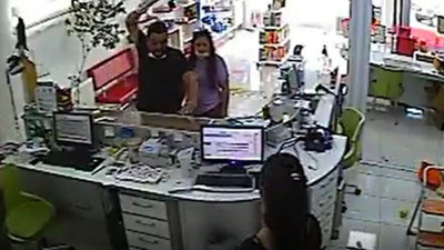 İki kadın eczacı korkudan dondu kaldı! Eczaneyi bastı ilaçları sağa sola savurdu! Bu eczacıları kim koruyacak