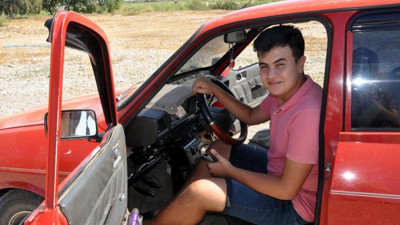 1999 model aracı 90 TL’ye “Kırmızı Şimşek”e çevirdi, sesli komutla arabayı çalıştırıyor, ışıkları açıyor, korna çalıyor