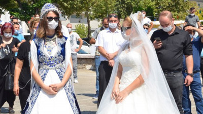 Gelinlerden düğün protestosu