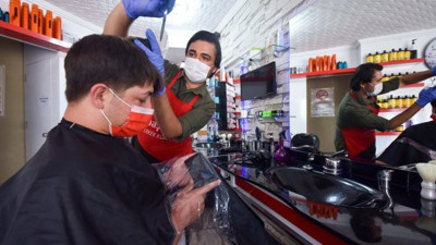 Korona virüs bunu da yaptırdı! Berber koltuğunda akıllı önlük