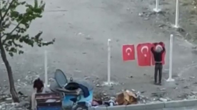 Çöpte buldukları bayraklara sahip çıkan iki kardeş 30 Ağustos töreninde: Valinin özel misafiri oldular!