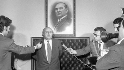 Süleyman Demirel, kendi mitingine Bülent Ecevit'in resmi ile gelen çocukla fotoğraf çektirmişti: Sivrisinek saz, anlamayana davul zurna az