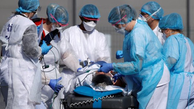 Dünyayı kasıp kavuran korona can almaya doymuyor