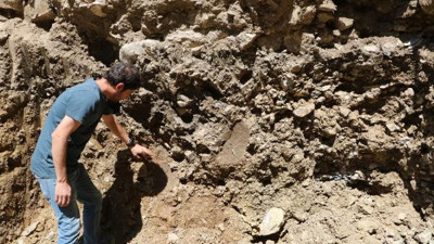 Toprak altından küp çıktı! Polisler alanı albukaya aldı