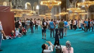 Ayasofya Camii'ne kıyafet düzenlemesi