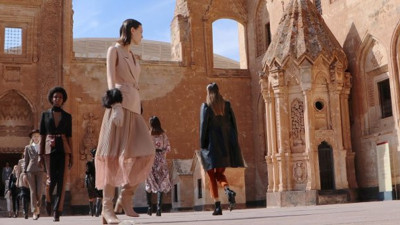 Sarayda defile! Tarihi yapı mankenleri büyüledi