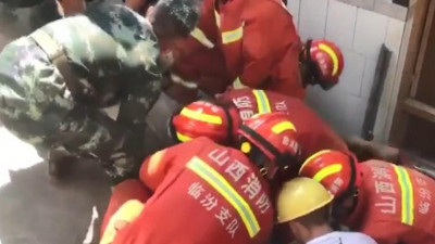 Beşik gibi sallanan otel yerle bir oldu!