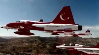 Türk Yıldızları, gökyüzüne Türk bayrağı çizdi