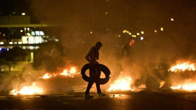 Kur'an-ı Kerim yakıldı ülke ateşe verildi! Sokaklar savaş alanına döndü