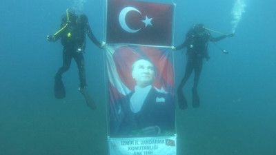 Denizin derinliklerinde Atatürk posteri