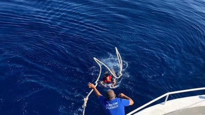 Ellerini kürek yapıp akıntıyla savaştılar! Feribot kaptanının insanlığı