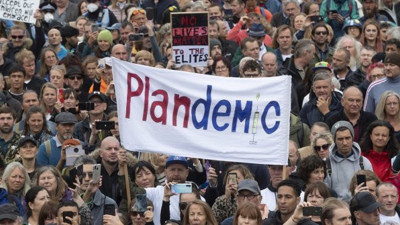 İngiltere'de korona protestosu: Binlerce insan sokağa döküldü