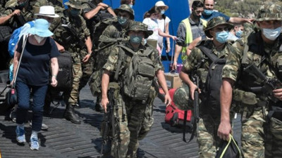 Yunanlılar ateşle oynuyor: Silahlandırılması yasak Meis adasına böyle asker taşıdılar!