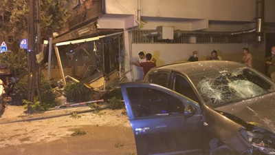 Ataşehir'de direksiyon hakimiyetini kaybeden şoför 3 yere çarparak durdu!