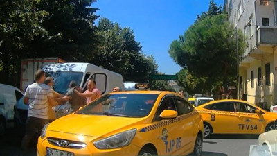 Taksici misiniz şehir eşkıyası mı! Yumruk ve sopalarla caddeyi savaş alanına çevirdiler