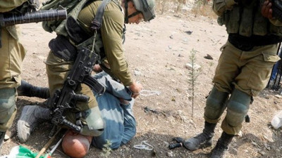 İsrail askeri, Filistinli Araplara acımasızca bunu yaptı... Birleşik Arap Emirlikleri'nin kankası İsrail'den zulüm... Nerede kaldı sizin Müslümanlığınız