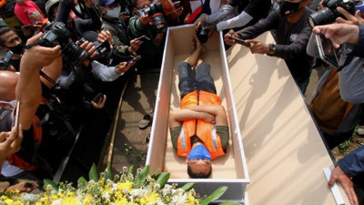 Ölmeden tabutun içine girdi