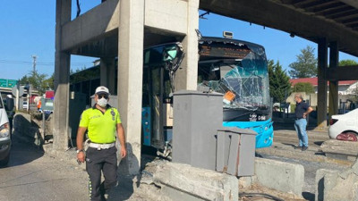 Pendik’te otobüs gişelere daldı: 15 yaralı