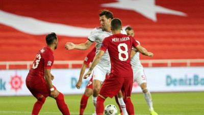 Maça ilk 11'de başladı! Mert Hakan Yandaş'ın 30 dakikada 9 top kaybı! Mert Hakan Yandaş'a büyük tepki