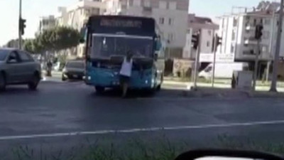 Maskesi yok diye otobüse alınmayınca sileceklere yapıştı