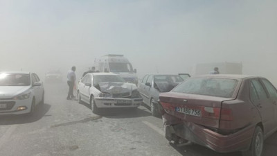 Konya Aksaray yolunda kum fırtınası nedeniyle 10 araç birbirine girdi