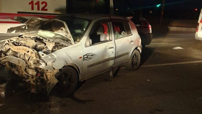 Adana'da iki otomobil çarpıştı! Yaralılar var