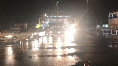 Dümeni kilitlendi! Yalova'da feribot karaya oturdu
