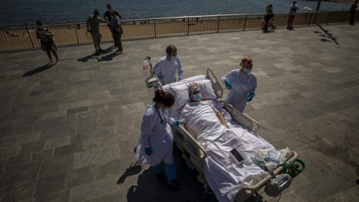 İspanya'da yoğun bakımdaki korona hastalarına plajda 'güneş banyosu' tedavisi