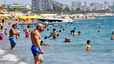 Konyaaltı Sahili'nde hafta sonu yoğunluğu