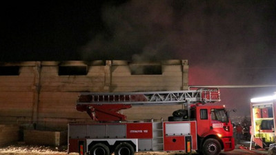 Kahramanmaraş'ta tekstil fabrikasında yangın çıktı! 2 saatte kontrol altına alınabildi