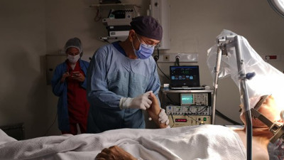 Şarkılı türkülü beyin ameliyatı! Türk doktorunun büyük başarısı