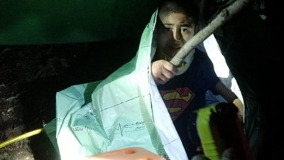 Kurtarılmayı ölen babasına baka baka bekledi