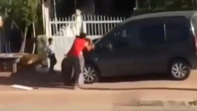 Annesi dövülen çocuğun çaresiz çırpınışları! Ellerin kırılsın
