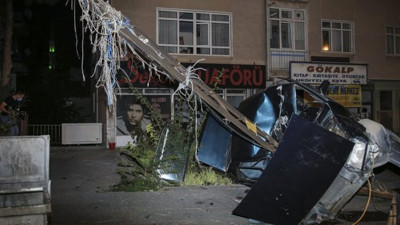 Ankara'da sürücü kontrolü kaybetti! Otomobil elektrik direğine asılı kaldı