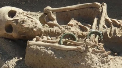 20-25 yaşlarında soylu bir kadın: Ejder başlı bilezikleriyle böyle bulundu