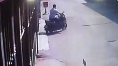 Dükkan önünden motosiklet hırsızlığı kamerada
