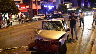 İzmir'de otomobil demir yığınına döndü! Kadın sürücü yara almadan kurtuldu