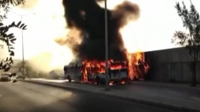 İzmir'de hareket halindeyken belediye otobüsü yandı! Patlama panik yarattı