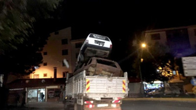 Görenleri hayrete düşürdü! Kamyonet kasasında iki otomobil! Erzurum'da kazaya böyle davetiye çıkardı