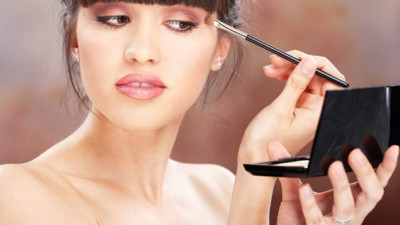 Genç ve ışıltılı gösteren makyaj önerileri