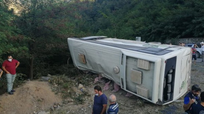 Artvin'de otobüs devrildi