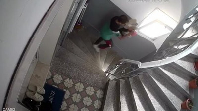 Mağazadan alır gibi ayakkabı çalıyor