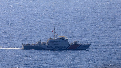 Meis'te askeri hareketlilik: Türk askeri gemi güvertesinde nöbete durdu