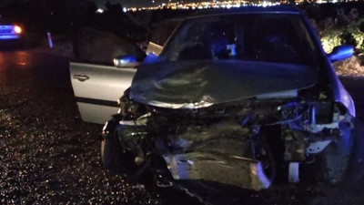 Manisa'da iki otomobil kafa kafaya çarpıştı! Biri devrildi