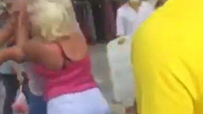 Ortalık bir anda karıştı! Kadın ile erkek arasında yumruklu kavga saniye saniye kaydedildi